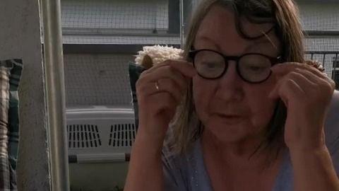 外国人吃瓜笑死人视频,太搞笑了！